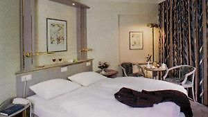 Zimmer mit Kingsize-Bett